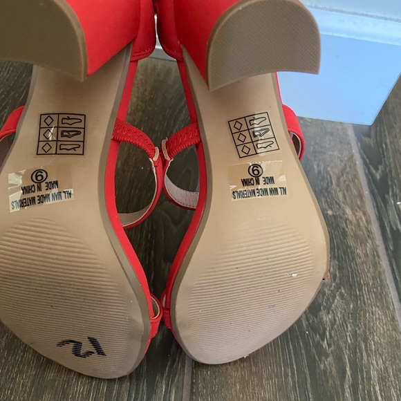 Women’s Heels - Picture 3 of 3